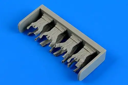 Aerobonus 480128 1/48 WWII Military Underwear on Clothesline