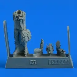 Aerobonus 480207 1/48 USAF WWII Pilot w/Parachute