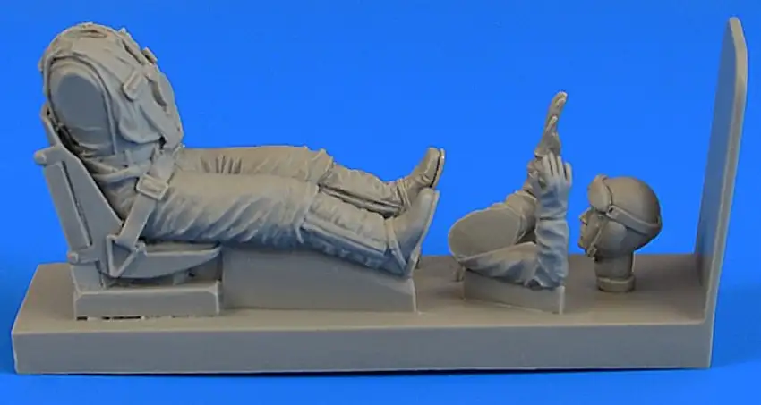 Fw 190 German Luftwaffe Pilot w/Seat for HSG & RVL 1/32 Aerobonus