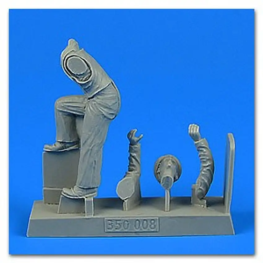 WWII German Submarine Kriegsmarine Sailor #5 (One Knee Bent) 1/35 Aerobonus