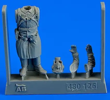 Aerobonus 480126 1/48 WWII Russian Pilot (Standing strapped in parachute)