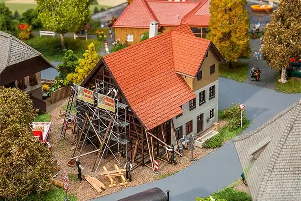 Faller 130533 Farmhouse under renovation
