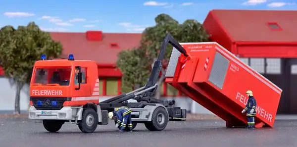 Kibri 18256 MB Actros with Roll Off Respiratory Container Kit