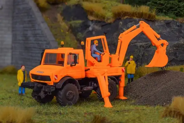 Kibri 18480 UNIMOG with Excavator Kit